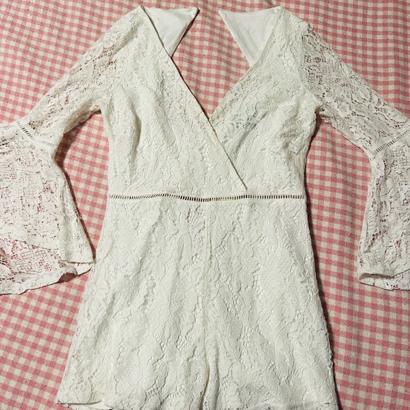 Lulu’s white lace romper size medium - Picture 5 of 8